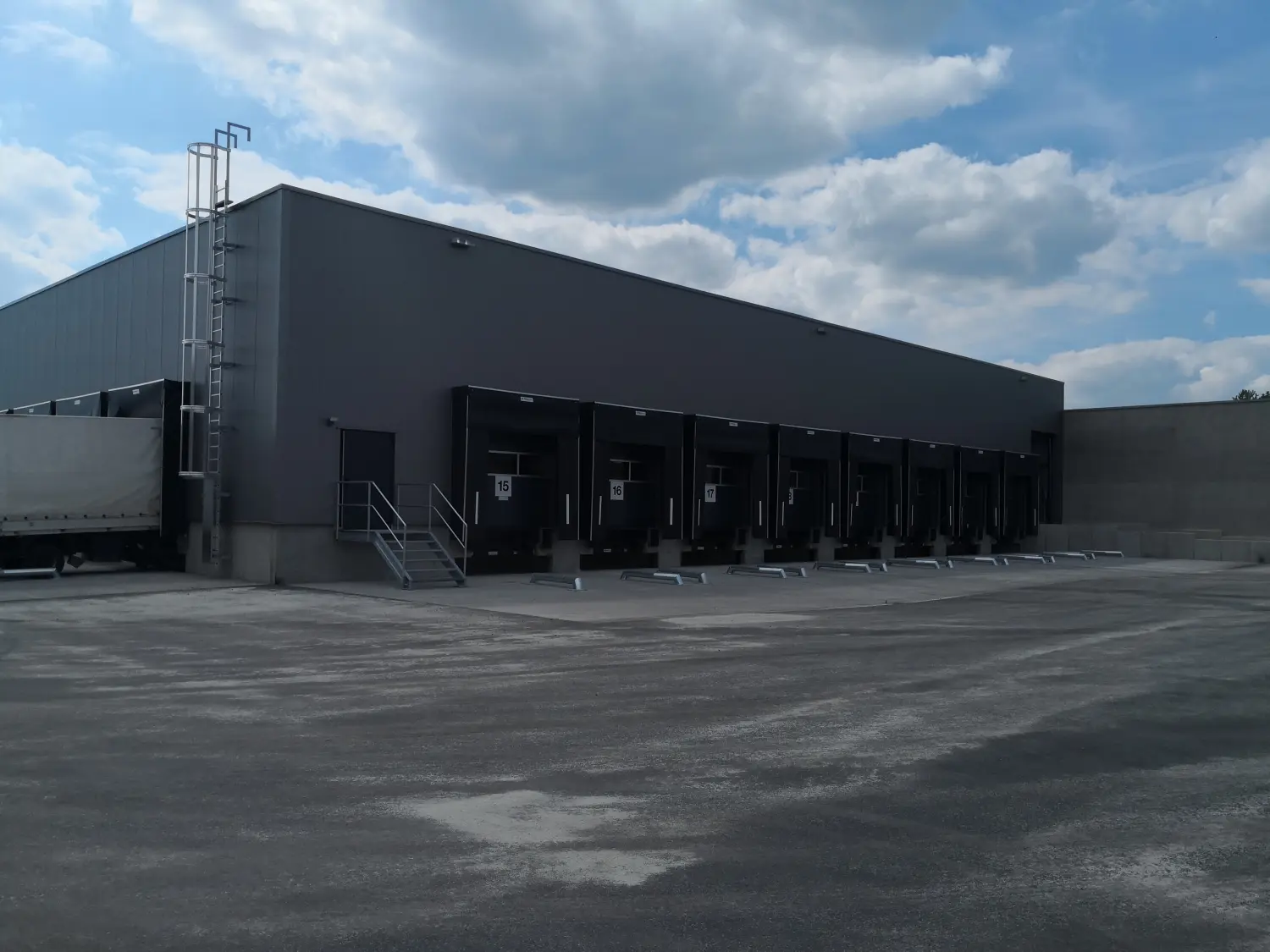 Logistikzentren mit der Verladetechnik der Absolut GmbH