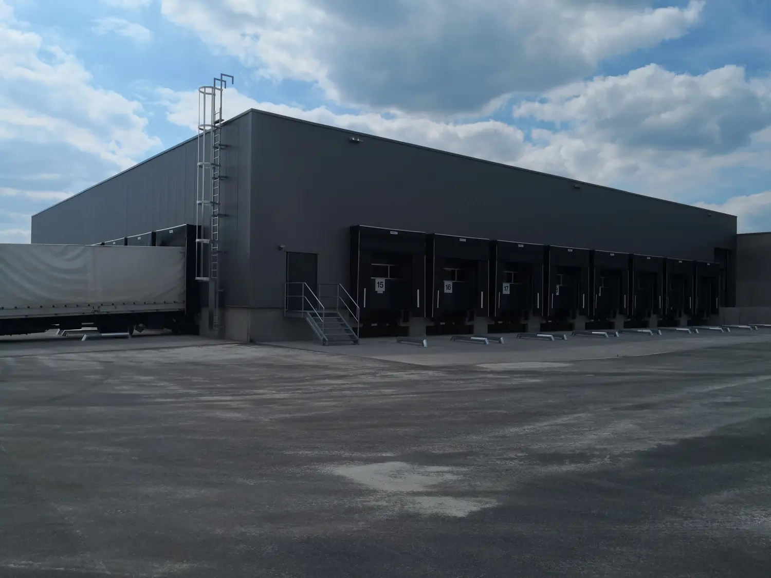Logistikzentren mit der Verladetechnik der Absolut GmbH